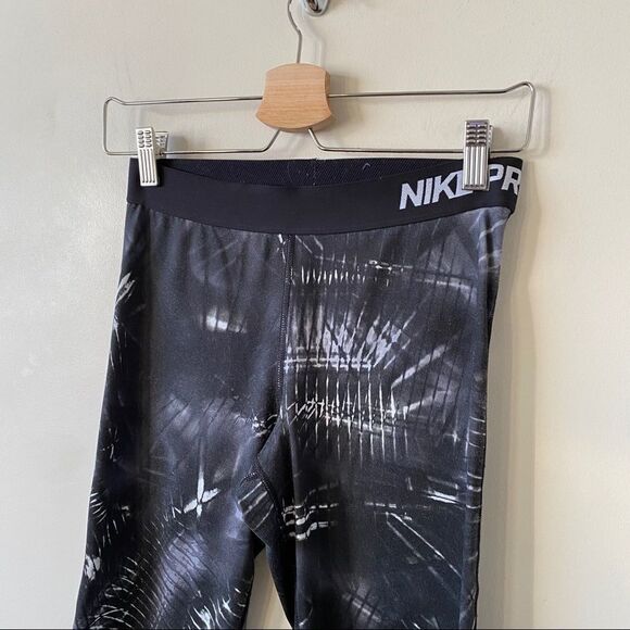 Nike Pro-Abstract Black/White Legging (Medium) - Picture 4 of 8